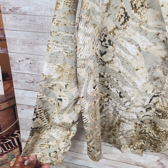 Fashion Nova, women's taupe, green, & creme longsleeves top. V-neck Sz L - Picture 6 of 10